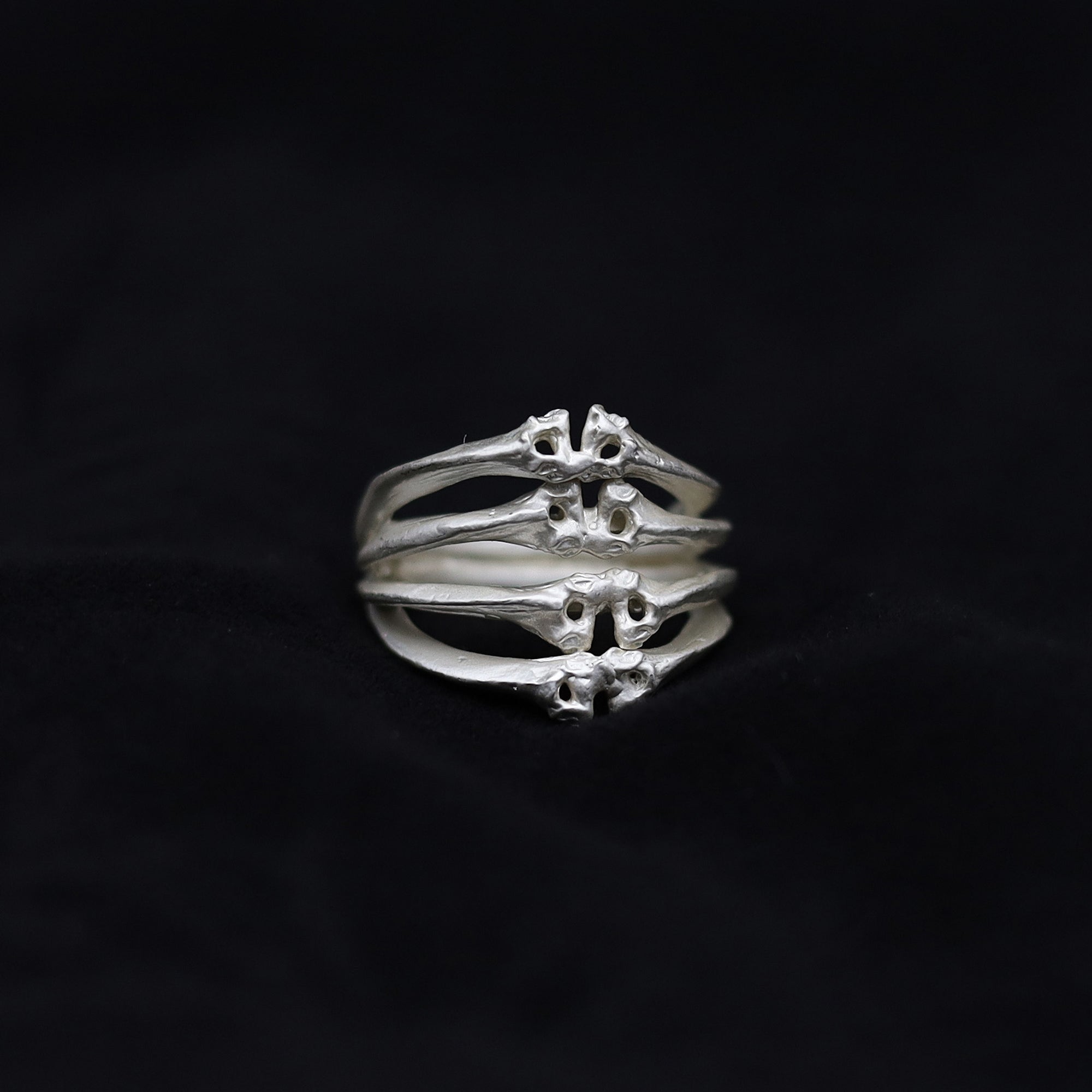 Antiqued Fishbone Inlay Hollow Ring (White）