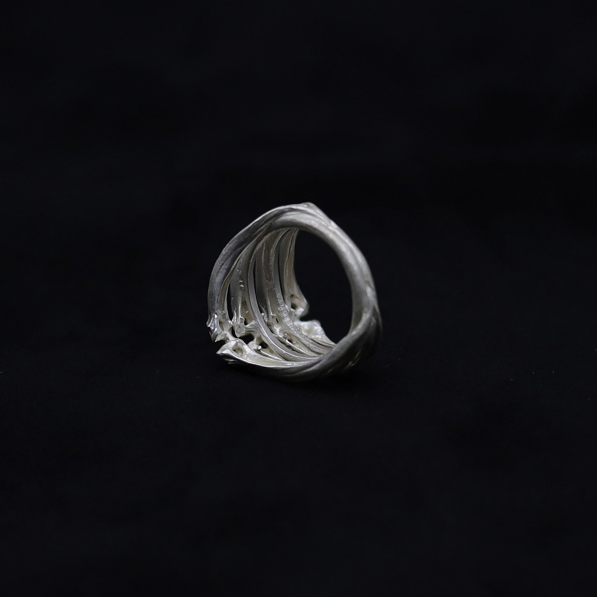 Antiqued Fishbone Inlay Hollow Ring (White）
